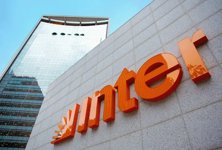 一座展示 Banco Inter 标志和品牌标识的建筑物